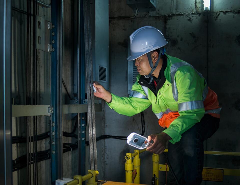 Lift maintenance engineer